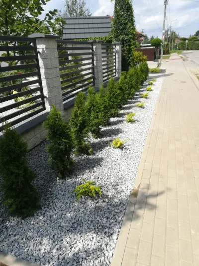Przycinanie roślin - ogród w kamieniu