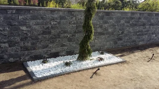 Ogród z murem