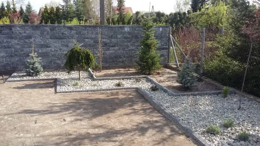 Zakładanie trawników - ogród z murem