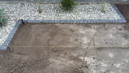 Ogród z murem - zakładanie trawników&nbsp;