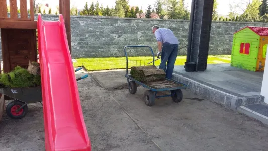 Ogród z murem - zakładanie trawnika&nbsp;